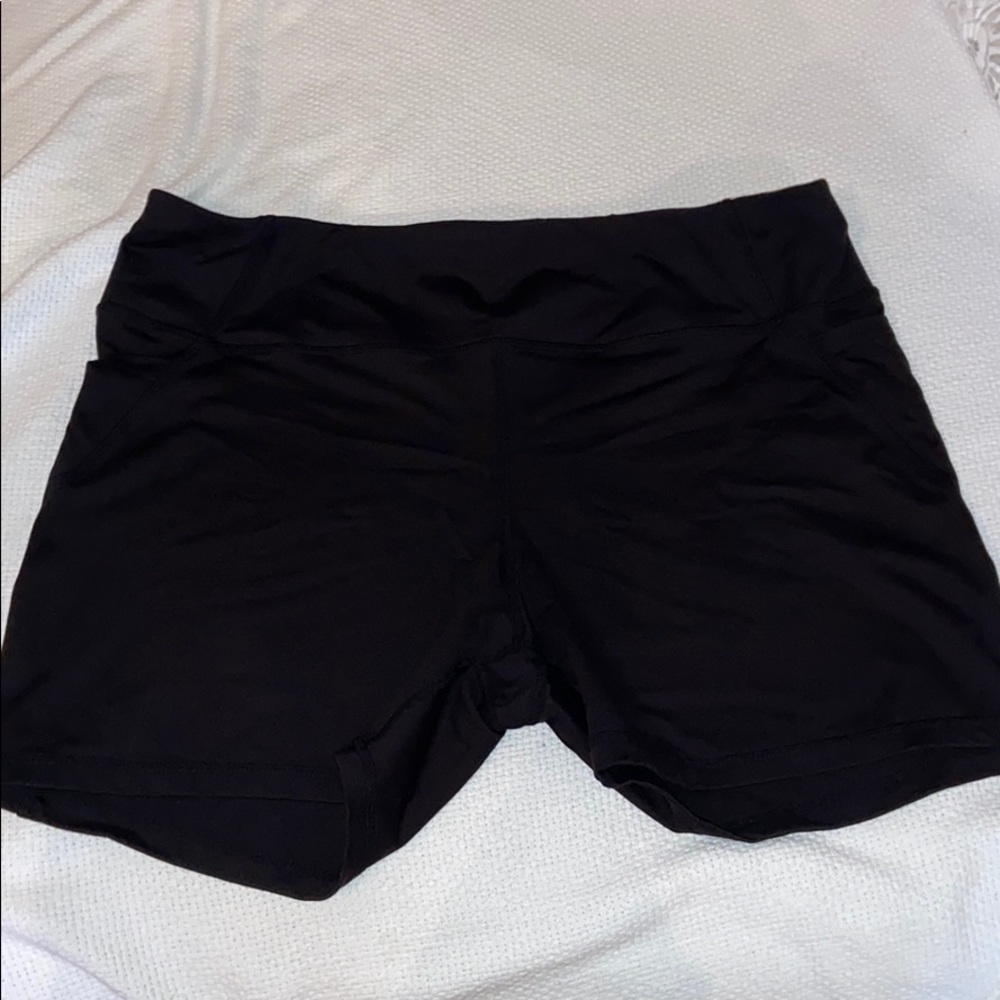Compression shorts with pockets